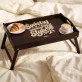 Stolik Śniadaniowy z Grawerem Na Urodziny Prezent Dla Kobiety: Świętuj W Wielkim Stylu Stolik Śniadaniowy z Grawerem Na Urodziny Prezent Dla Kobiety: Świętuj W Wielkim Stylu