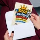 Kartka Personalizowana Na Dzień Nauczyciela Prezent Dla Nauczyciela Mężczyzny: Król Szkolnych Dowcipów Kartka Personalizowana Na Dzień Nauczyciela Prezent Dla Nauczyciela Mężczyzny: Król Szkolnych Dowcipów